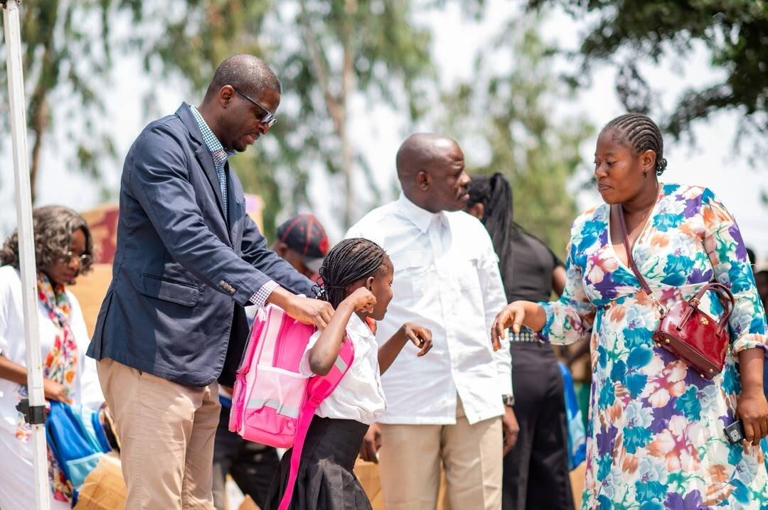Kinshasa : « Les Amis de Patrick Muyaya » redonnent le sourire aux élèves de 25 écoles de la FUNA avec 1.000 kits scolaires 24 Kit1