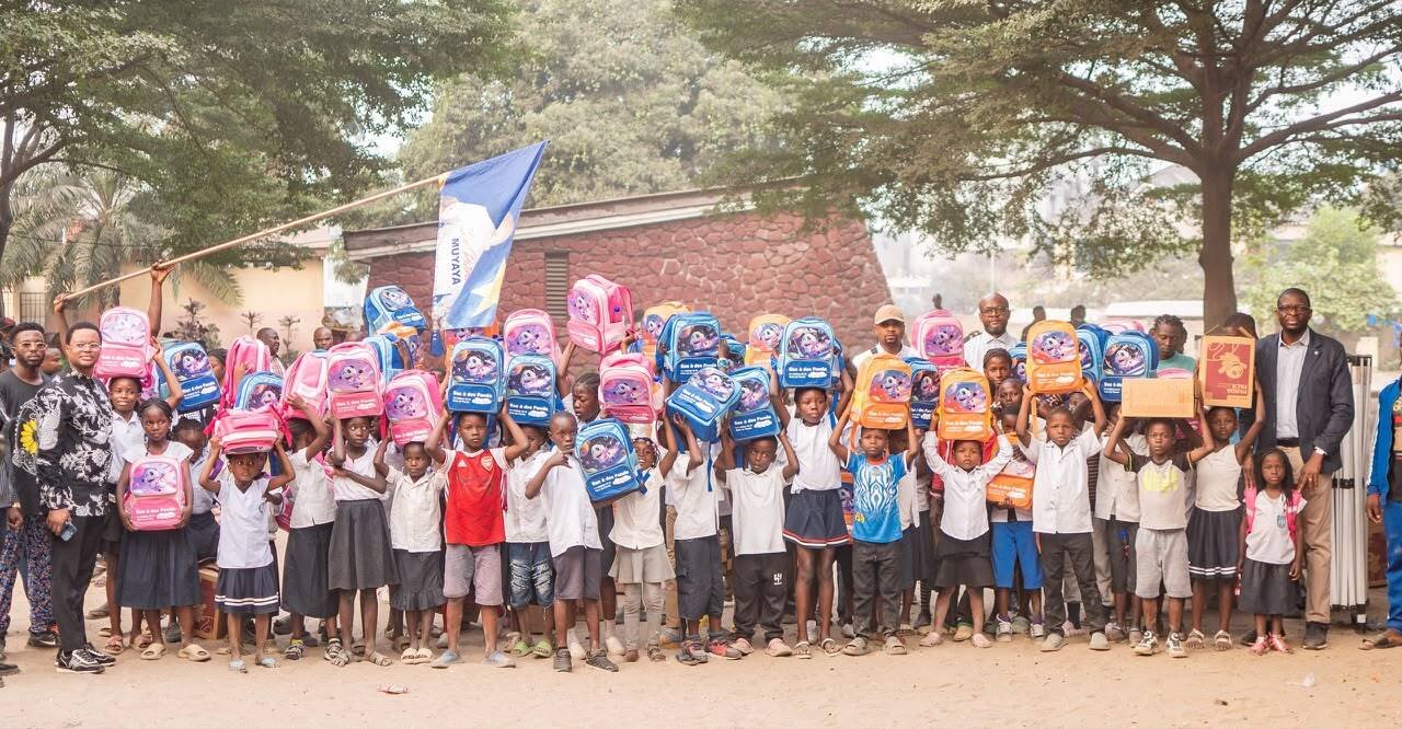 Kinshasa : « Les Amis de Patrick Muyaya » redonnent le sourire aux élèves de 25 écoles de la FUNA avec 1.000 kits scolaires 25 Kit2