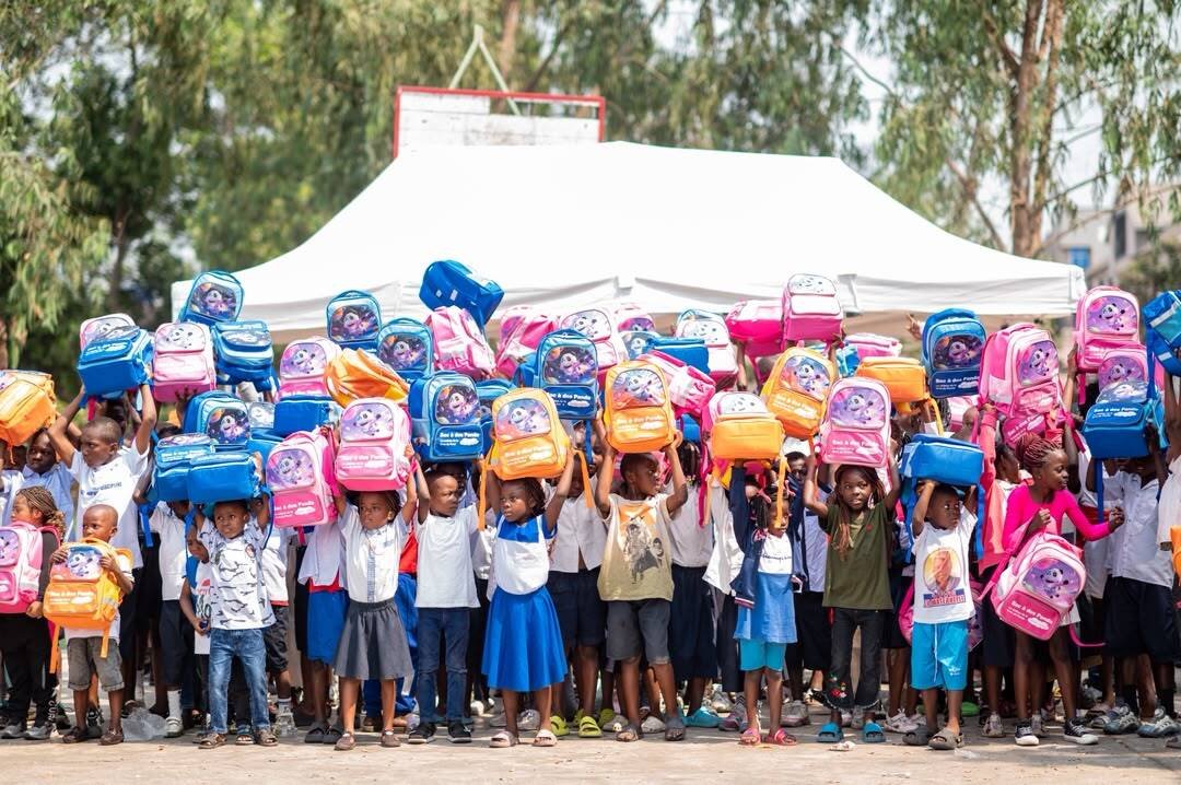 Kinshasa : « Les Amis de Patrick Muyaya » redonnent le sourire aux élèves de 25 écoles de la FUNA avec 1.000 kits scolaires 26 kit3