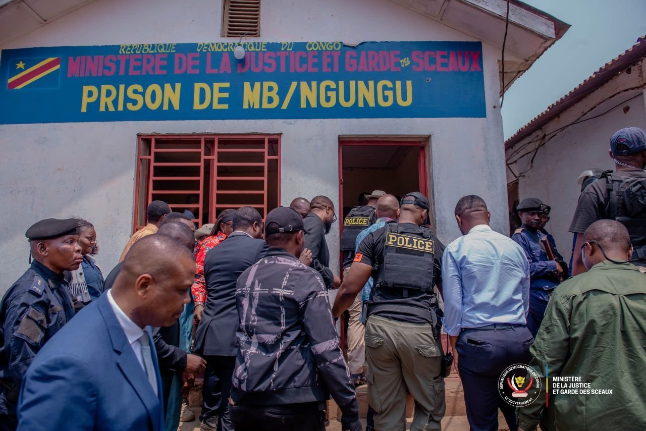 Infrastructures délabrées, conditions carcérales difficiles… : de Madimba à Muanda, le Garde des sceaux passe l’appareil judiciaire du Kongo Central au peigne fin 6 Ngefa2 6